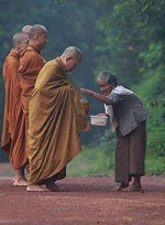 Đức Phật Thích Ca nói về sự bố thí trong các kinh tạng