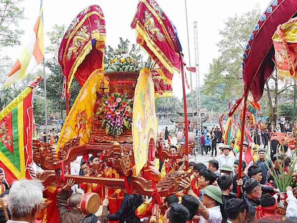 Lễ rước Thánh là phần tâm linh trọng đại, được tổ chức vào ngày chính hội của lễ hội Chùa Thầy