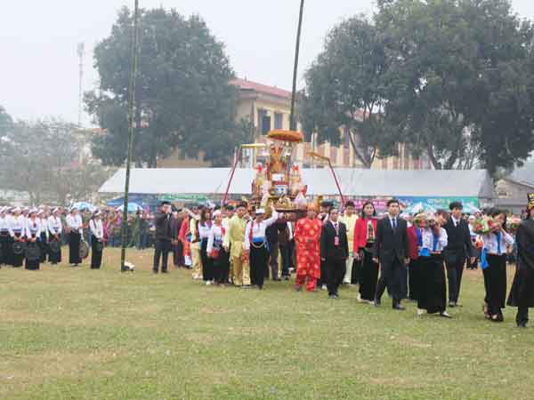Sau phần lễ trang nghiêm là phần hội sôi nổi với nhiều trò chơi dân gian truyền thống đặc sắc