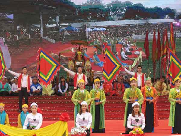 Lễ hội Khai Hạ Mường Bi diễn ra vào ngày mùng 7 tháng Giêng âm lịch hằng năm tại Hòa Bình