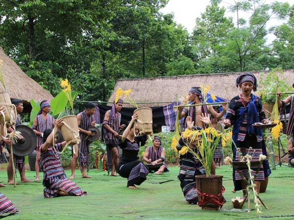 Phong tục của các dân tộc thiểu số Hrê và Cor