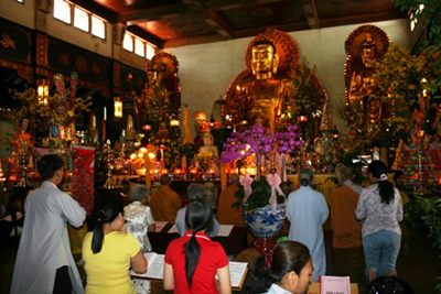 van-khan-khi-di-le-chua-de-so-cau-nhu-nguyen
