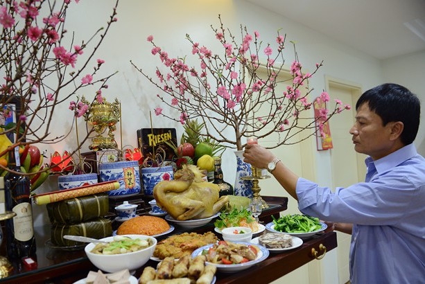 van-khan-le-giao-thua-trong-nha-va-cach-sam-le-cung-ban-tho