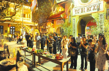 nhung-kieng-ky-khi-di-le-chua-dau-nam